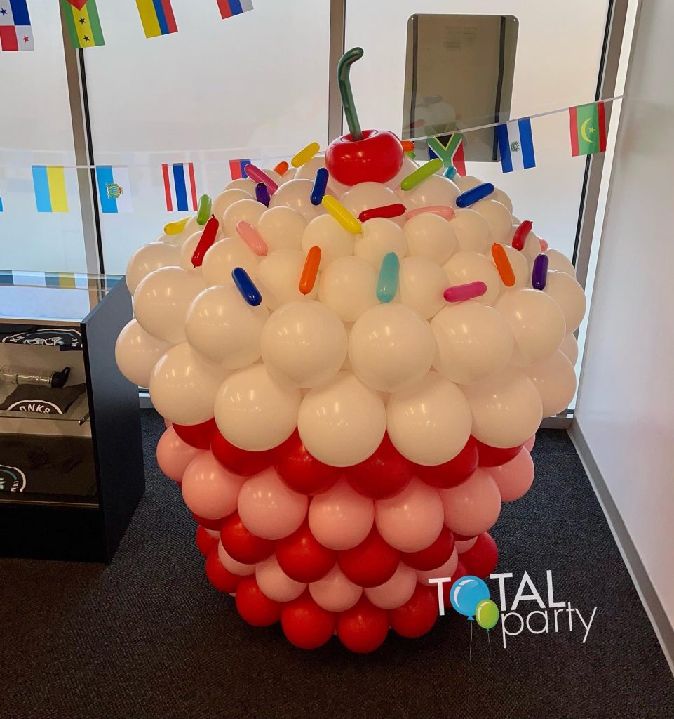 Big cupcake #1
#balloonsculpture #cupcake #peak2022 #amazonballoons #balloonsbytotalparty