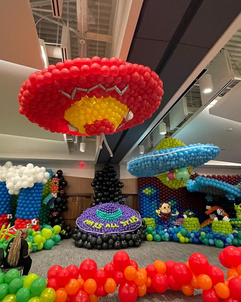 One of my favorite pictures from @thebigballoonbuild 
Our UFOs were a big hit!
#bigballoonbuild #teamwork #balloonsmakepeoplehappy 

#BigBalloonBuild
#BBBColorado
#BalloonArtbyMerryMakers
#PremiumConwin
#LifeStoriesWeld
#AimsCC
#totalparty #njballoons #charityballoonbuild #balloonsmakeadifference @merrymakers