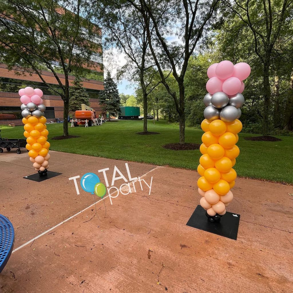 Back to School theme corporate event!  The most wonderful time of the year 🎶 
#b2s #backtoschool #pencilsculptures #balloonsforbacktoschool #balloonsbytotalparty