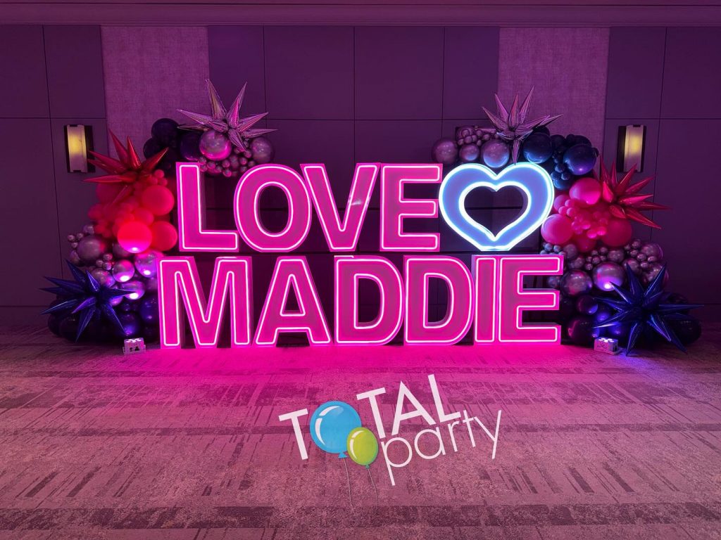 Mazel Tov Maddie! 🩷🩶💙
#batmitzvah #celebration #balloondecor #balloongarland #hotpink #navy #silver #love #hearts #mitzvah #mitzvahballoons #balloonarch