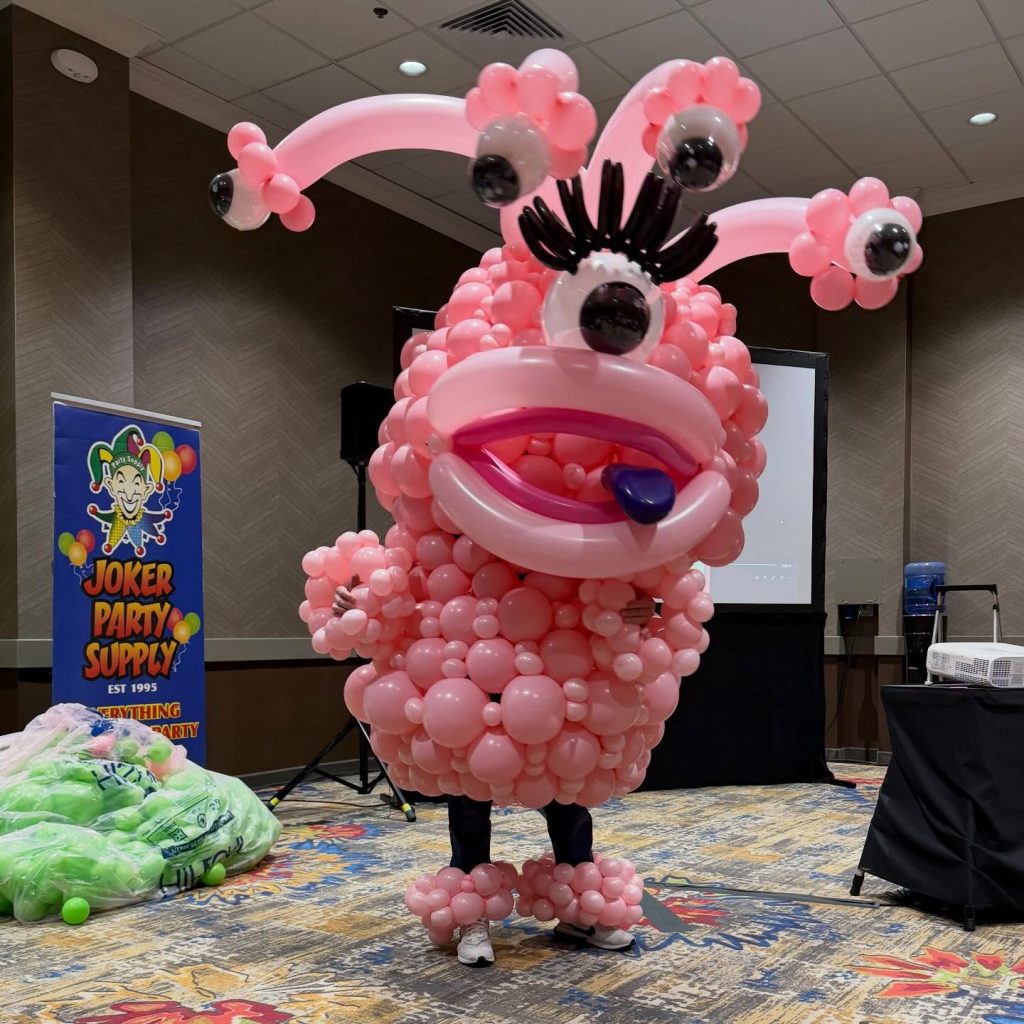 Making new friends at Float!!!
#ballooncostume #keeplearning #class #sculpture